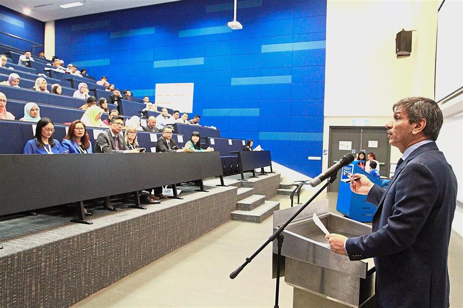 Prof. Mushtak speaking to the audience at the National Counsellor Workshop 2018.