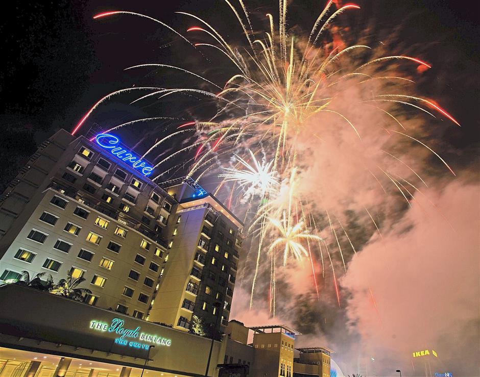 Mutiara Damansara Commercial Centre (MDCC)The annual New Year’s Eve Countdown Party at MDCC is back Party with good music and dance to the tunes of local stars Kaka Azraff, Edwin Choo, SKYHIGH, Twins and more. Plus, feast your eyes with the largest fireworks display as it lights up the sky above Mutiara Damansara. It would surely be a sight to remember and start the new year with. The event kicks off at 9pm. Best of all, admission is free for everyone