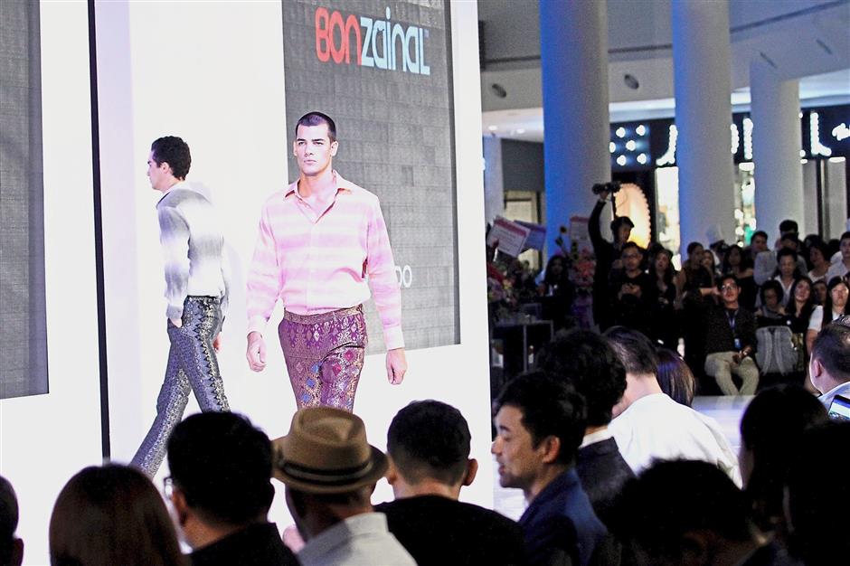 The audience getting a look at Bon Zainal’s range of menswear incorporating traditional materials.