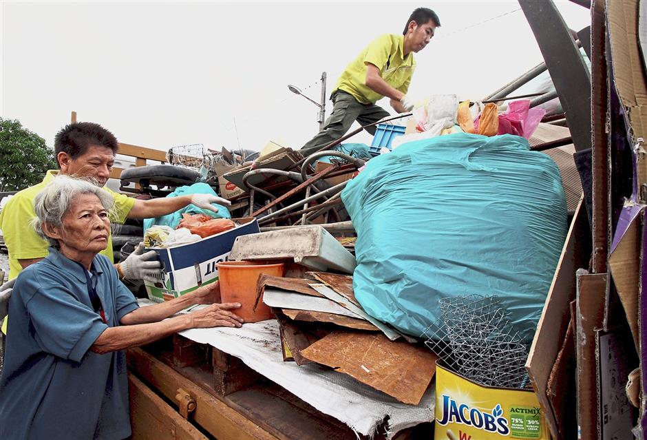 Enough recyclable items to fill a small lorry were cleared from Lee’s home in Bercham.