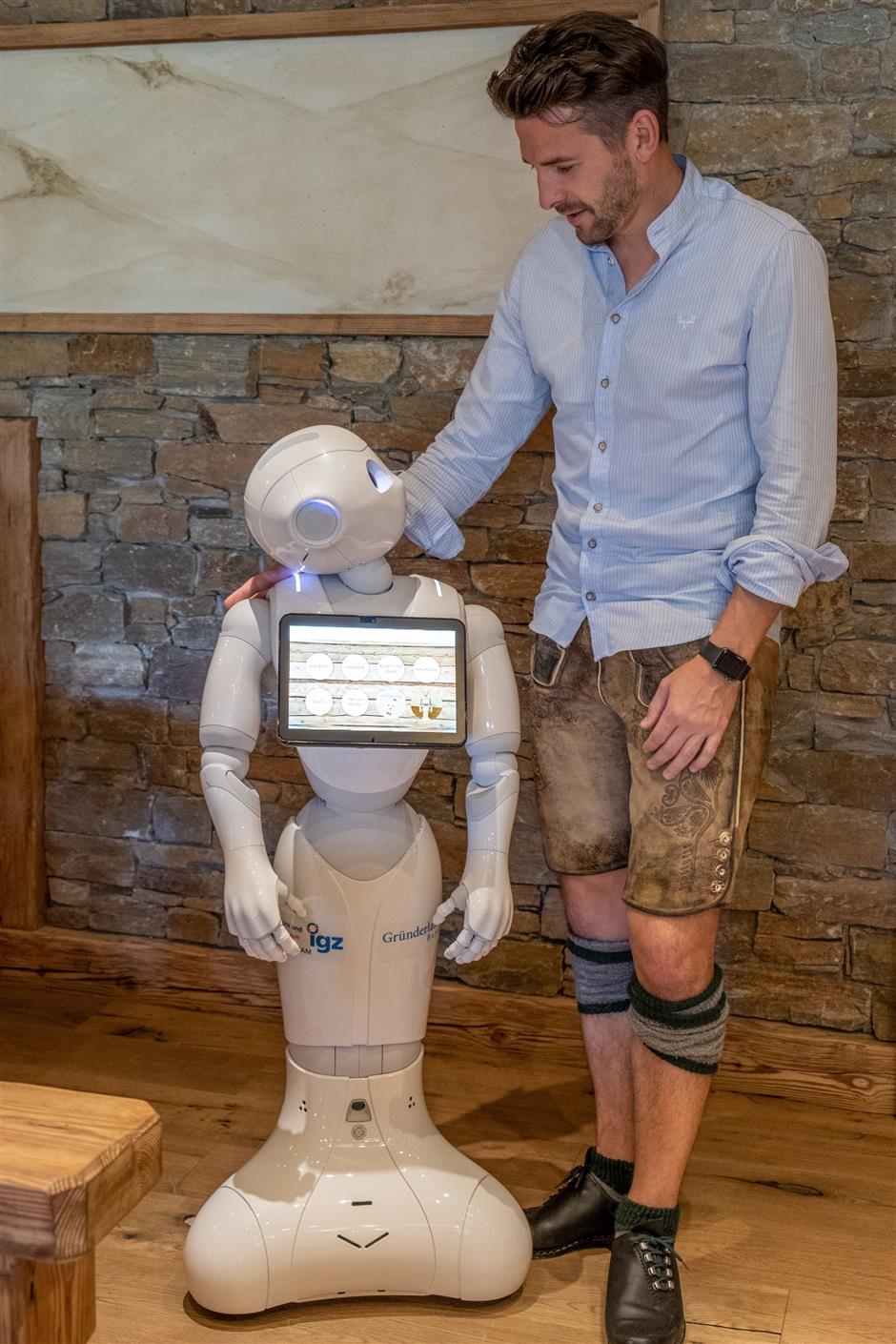 HANDOUT - The Brunner Hof in the Bavarian Forest is testing the Pepper robot at its reception desk. Photo: Helena Wahl/brunner-hof.de/dpa-tmn - ACHTUNG: Nur zur redaktionellen Verwendung im Zusammenhang mit dem genannten Text und nur bei vollstنndiger Nennung des vorstehenden Credits
