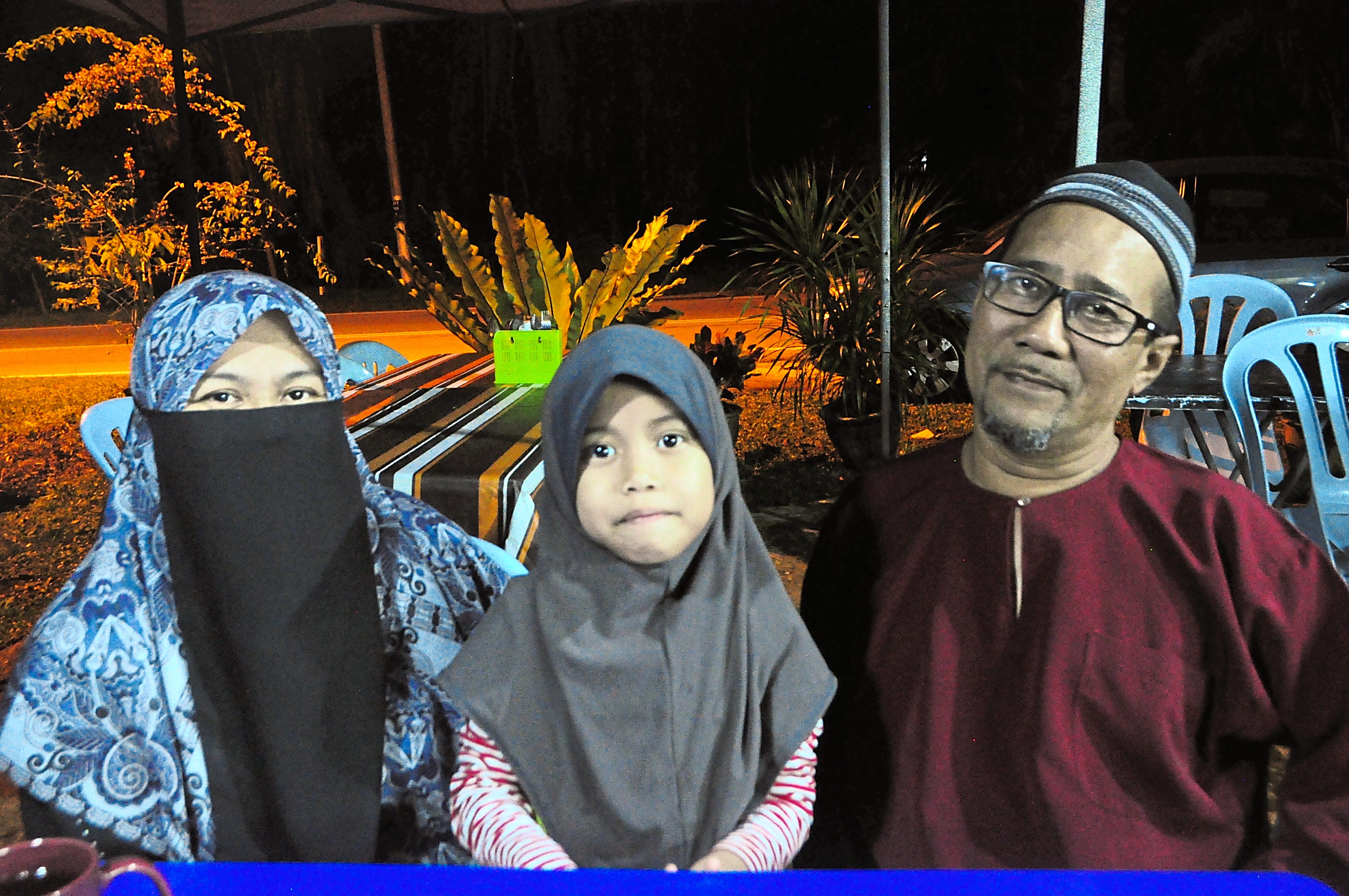 Abu Khairi who is a regular diner at Rizal’s food stall says even regular users have met with accidents here.