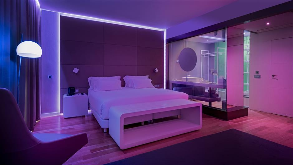 HANDOUT - The NH Hotel Group has set up 'mood rooms' in hotels in Berlin and Madrid in which various lighting concepts can be set according to a guest's mood or time of day. Photo: NH Hotel Group/dpa-tmn - ACHTUNG: Nur zur redaktionellen Verwendung im Zusammenhang mit dem genannten Text und nur bei vollstنndiger Nennung des vorstehenden Credits