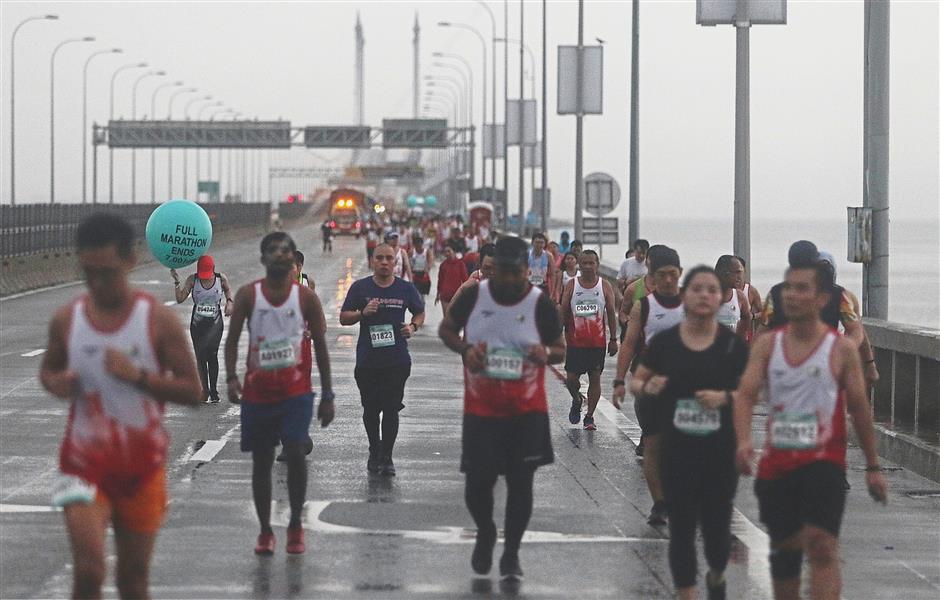 Runners Weather The Storm The Star