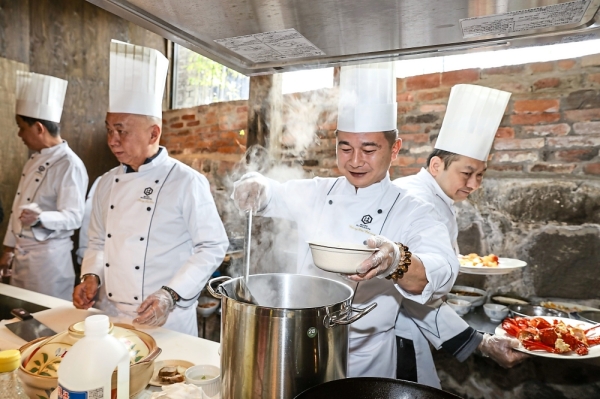 (From left) Chefs Frankie Chong, Pung Lu Tin and Chong Wui Choong of Singapore, as well as Hong Kong chef Albert Au Kwok Keung preparing their respective dishes using Hamada Shoyu products for guests to try.