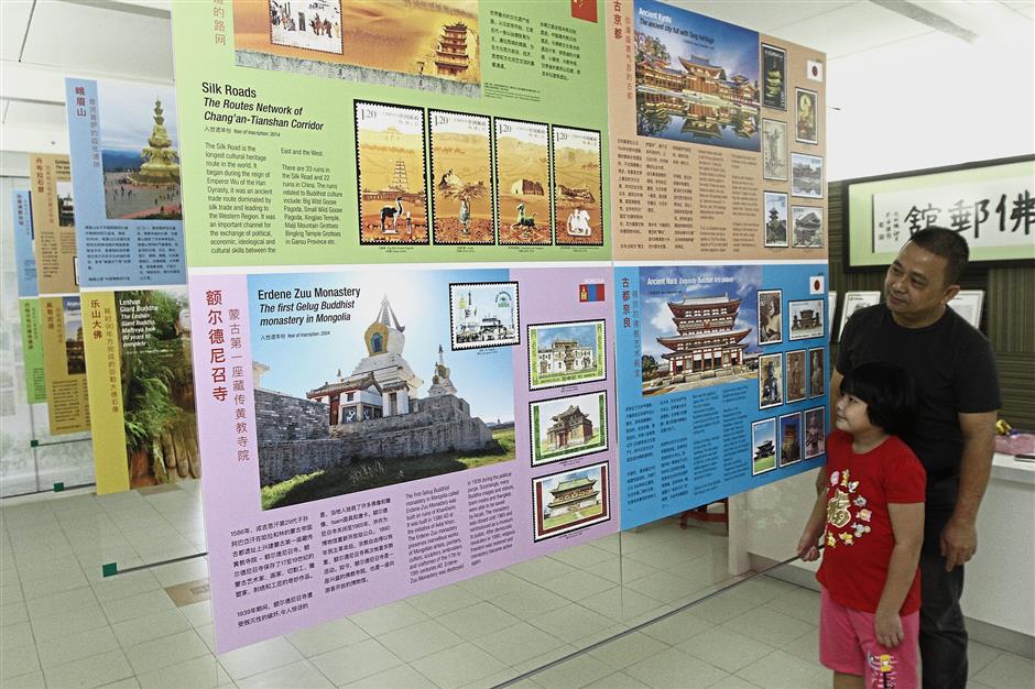 Yeoh guiding a girl on a tour of the exhibits at the gallery.