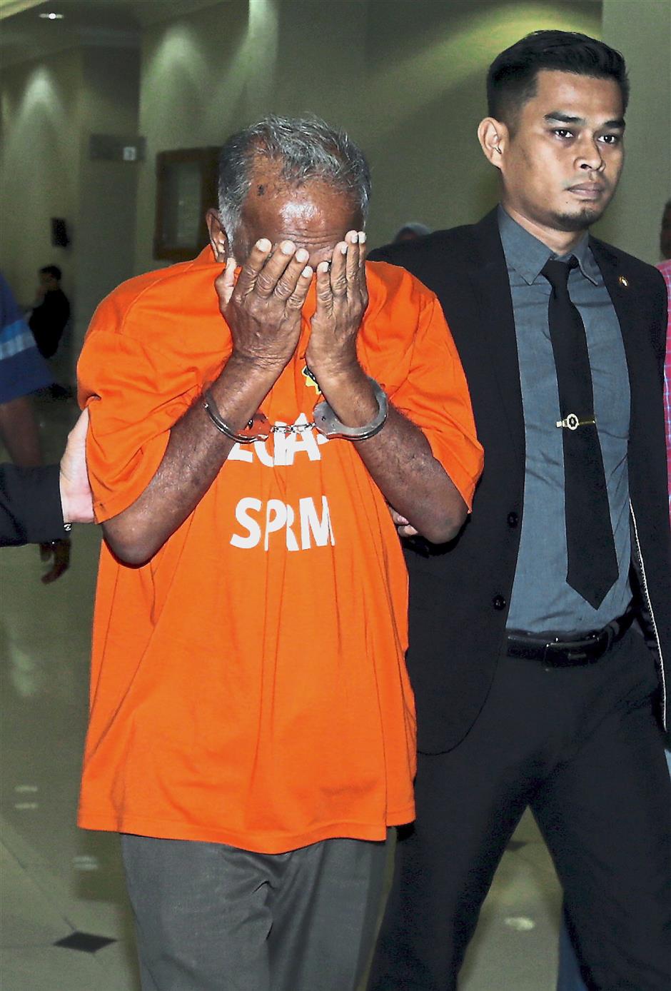 KUANTAN, 21 Feb -- Pemilik bas R.Muthusamy, 67, (kiri) diiringi keluar dari Mahkamah Sesyen oleh pegawai Suruhanjaya Pencegahan Rasuah Malaysia (SPRM) hari ini, selepas dihukum penjara sehari dan denda RM11,000 selepas mengaku salah memberi rasuah RM500 kepada Ketua Pembantu Penguat Kuasa Jabatan Pengangkutan Jalan (JPJ) Ahad lalu.Muthusamy didakwa memberi suapan itu dalam bentuk wang tunai kepada Shahrul Sharizal Mt Jawahir yang semasa itu bertugas di Stesen Penguat Kuasa JPJ Karak, Bentong dekat sini pada 2.45 petang, 18 Feb lalu.-- fotoBERNAMA (2018) HAK CIPTA TERPELIHARA