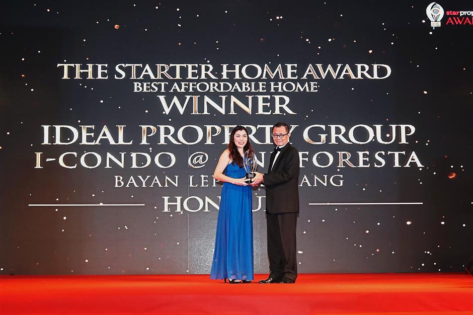 Ideal honours: Fu presenting The Starter Home Honours Award to Ideal Property Group senior strategic design manager Cheong Lai Yong.