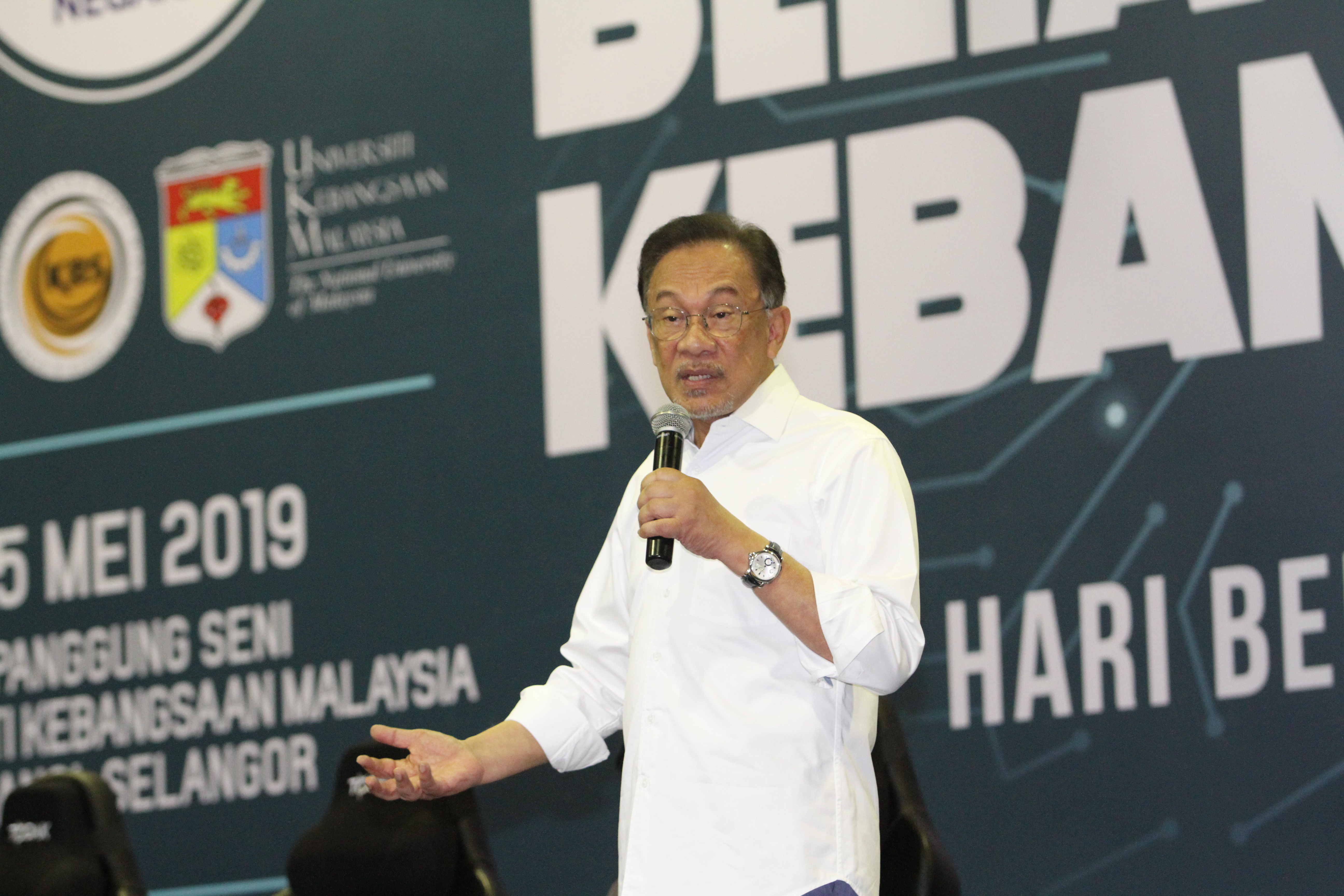 M Sia Must Not Bow To International Pressure On Lgbt Issues Says Anwar The Star