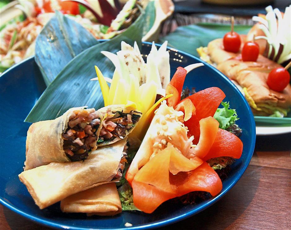 The homemade popiah contains ingredients such as black fungus, turnip, carrot, onion, cucumber and bean sprout.