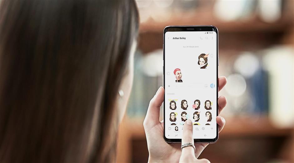 Why use generic stickers when you can create a customisable avatar of yourself? — Photos: Samsung