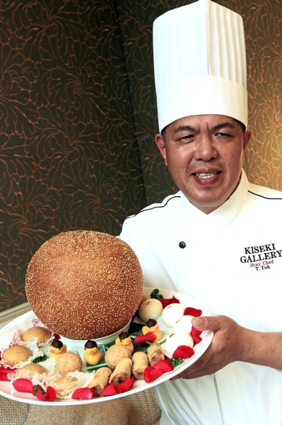 Toh presenting his limited edition signature Egg & Chicks for dessert.
