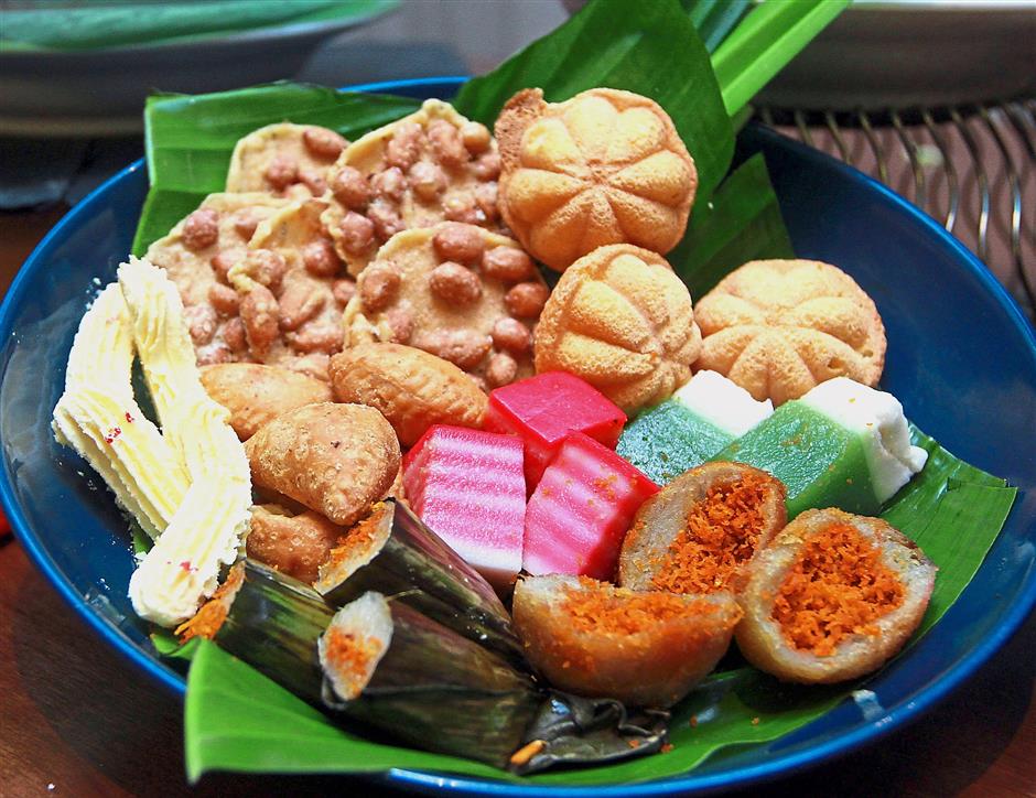 Among the desserts available are kuih lapis, kuih talam, kuih keria, pulut panggang rempah udang, kuih bahulu, cucur badak, rempeyek kacang, dragon cookies, pineapple tarts, bread and butter pudding as well as assorted tarts, cakes and puddings.
