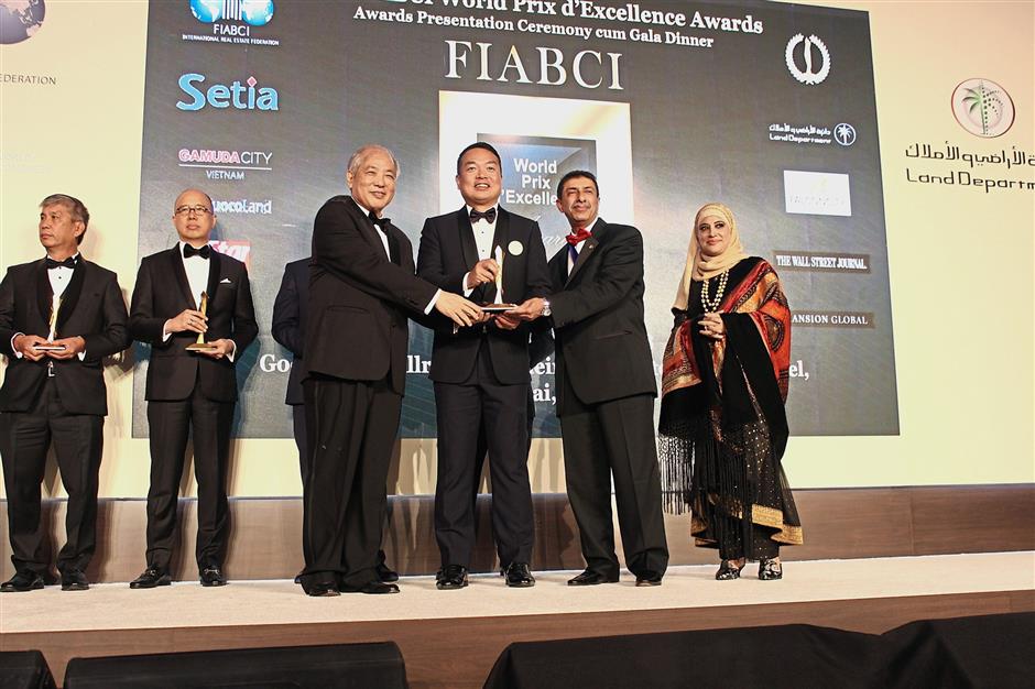 Prof Chen (left) and Farook (right) presenting the World Gold Winner award (Industrial Category) to Eco World Development Group president and chief executive officer Datuk Chang Khim Wah for the Eco Business Park 1, Johor project.