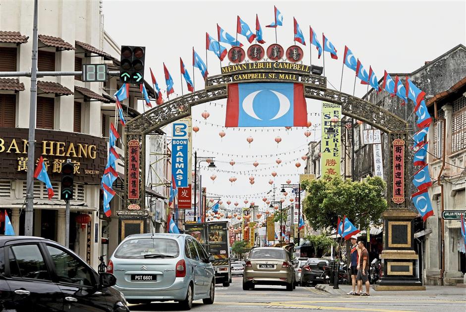 note to artist: this is the main pix for page 3, metn, 2804.Flag war has begun as party flags were put up Campbell Street Arch for the coming 14th General Election./Picby:CHAN BOON KAI/The Star/27 April 2018.