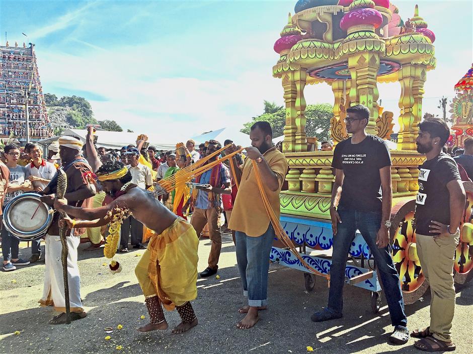 Thousands Throng Temple In Gunung Cheroh To Offer Thanks