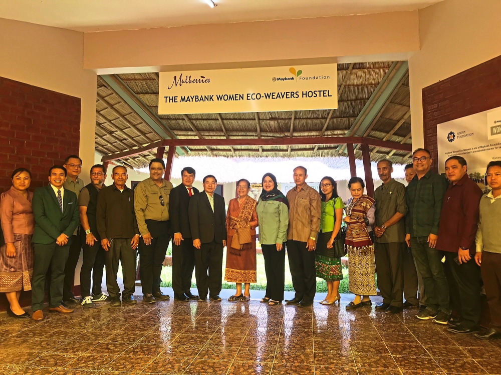 Representatives from Maybank, Laos government and bank, and Malaysian embassy at the hostel launching.