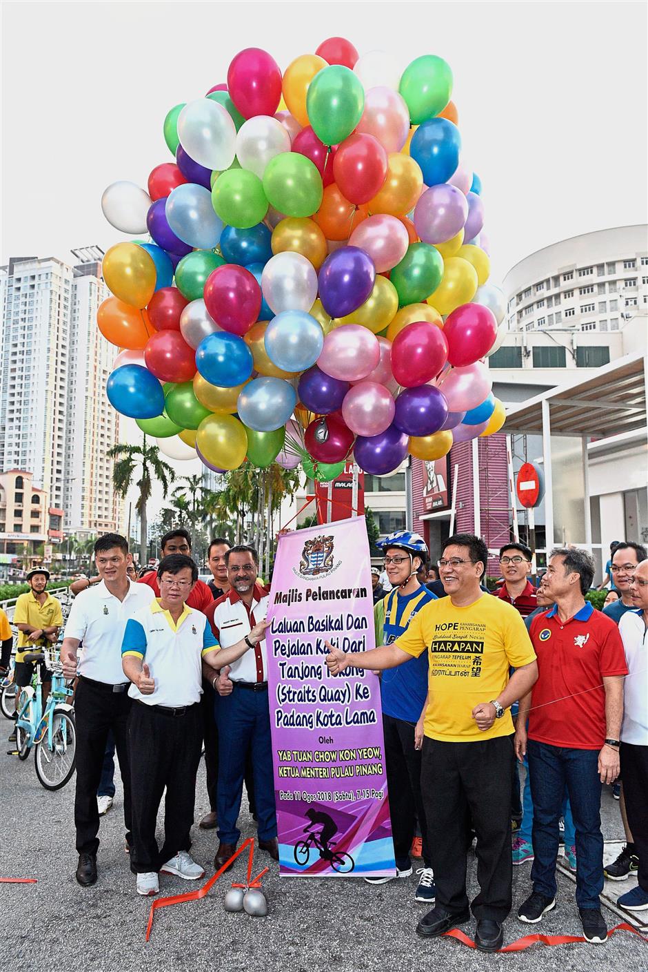 (From left) Ong, Chow, Jagdeep, Zairil, Wong and Yew at the launch of the bicycle and pedestrian lane from Tanjung Tokong to Padang Kota Lama (Esplanade), Penang. (Top, left pic) Cyclists trying out the newly launched bicycle and pedestrian lane.