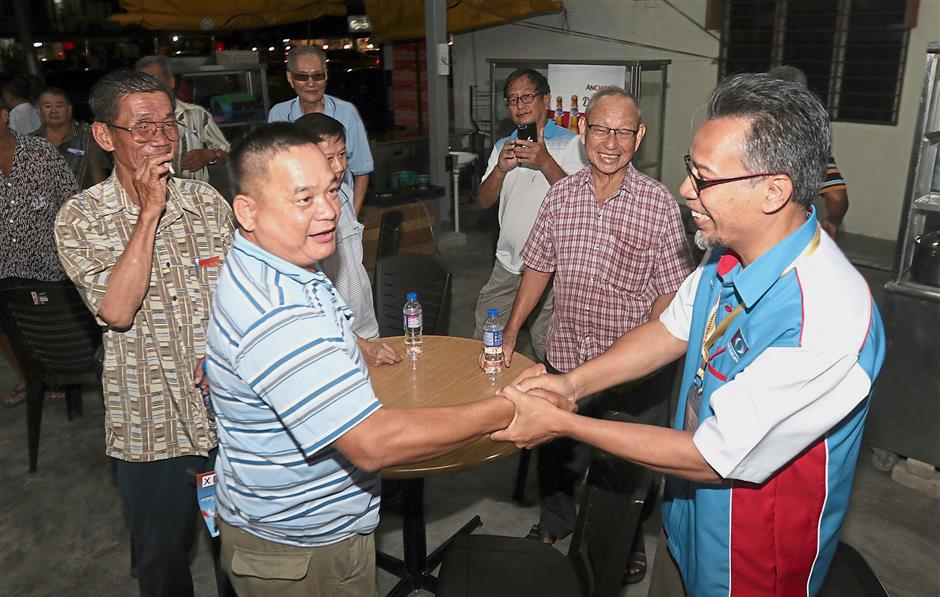 Zaidi (right), the Kepala Batas parliamentary seat candidate from Amanah, meeting members of the Chinese community in Bertam, Kepala Batas.