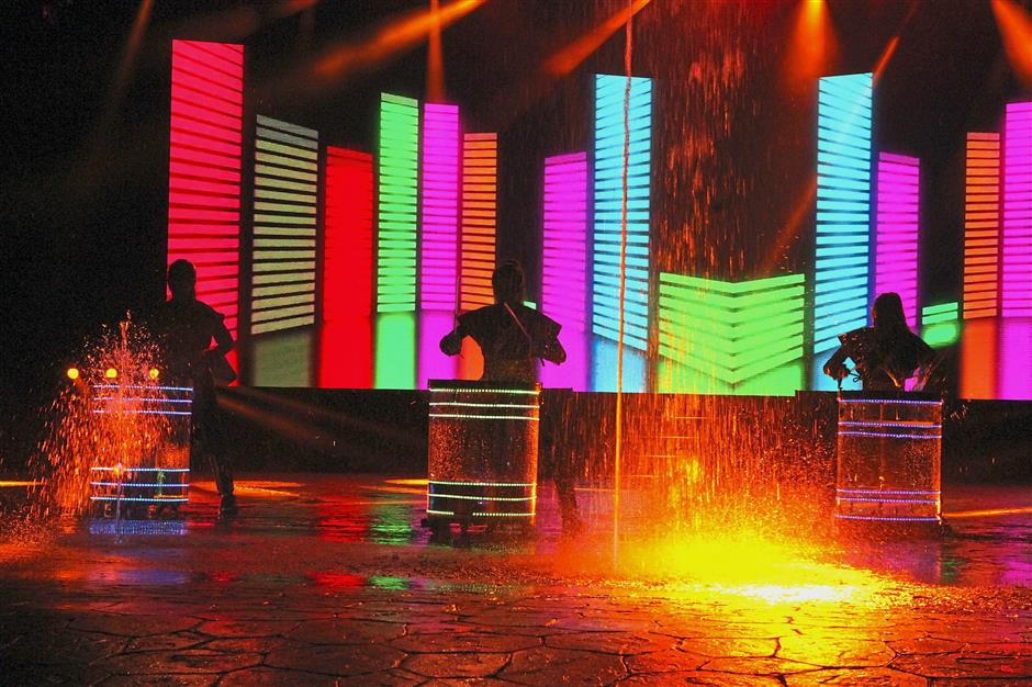 A modern drum performance with water fountain display amazed the audiences during the launching ceremony for the games.