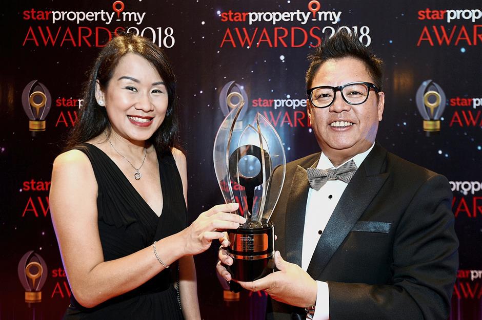 Small is big: <a href='/business/marketwatch/stocks/?qcounter=SUNSURIA' target='_blank'>Sunsuria Bhd</a><a href='http://charts.thestar.com.my/?s=SUNSURIA' target='_blank'><img class='go-chart' src='https://cdn.thestar.com.my/Themes/img/chart.png' /></a> chief operating officer Simon Kwan and marketing director Mandy Phang with their win in The small is BIG Honours Award for Bell Suites.