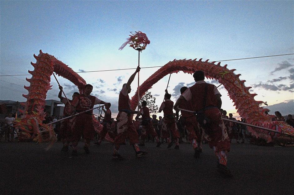 (Above) A dragon dance performance welcomed the royal couple to Bidor.