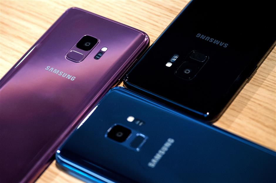 A camera and fingerprint reader sit on the rear casing of Galaxy S9 smartphones as they stand on display during a Samsung Electronics Co. Unpacked launch event in London, U.K., on Thursday, Feb. 22, 2018. The South Korea-based technology giant is banking on new features such as augmented reality-based emojis, camera upgrades, and stereo speakers in a form-factor similar to last years model in order to take on Apple Inc.s iPhone X. Photographer: Chris J. Ratcliffe/Bloomberg