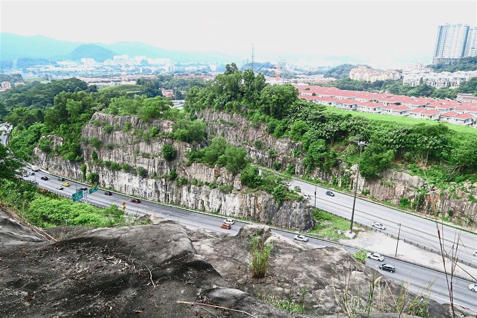 The island rock in between the lanes of the NKVE.