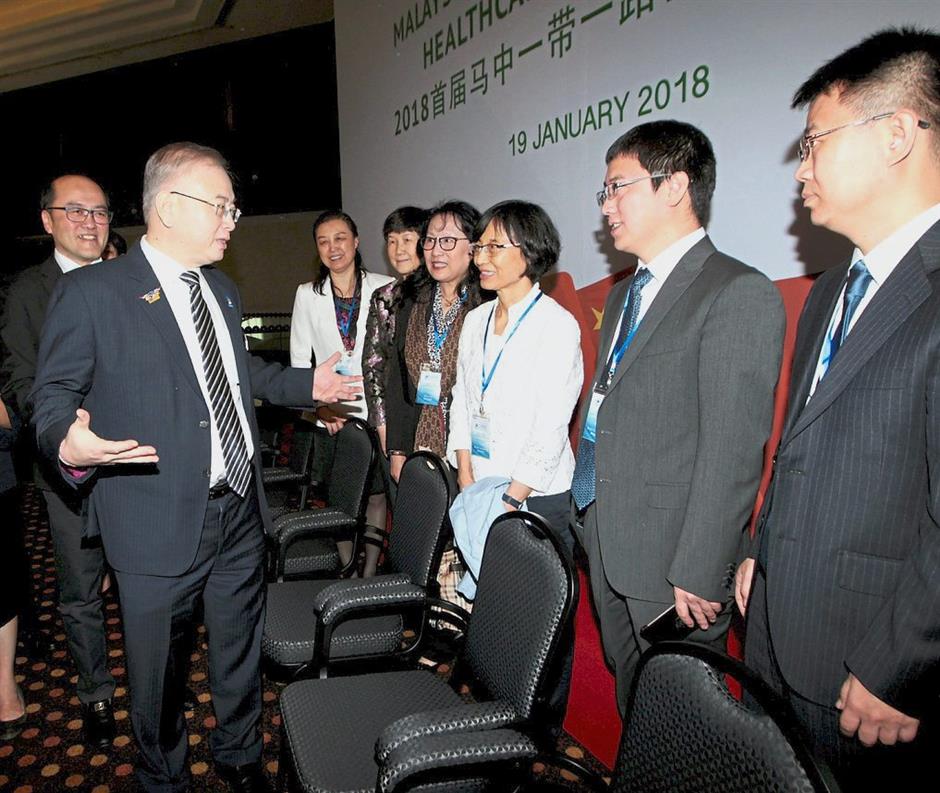 Dr Wee (second from left) having a light moment with China delegates during the Malaysia-China Belt-and-Road Healthcare Dialogue, while Chai looks on.