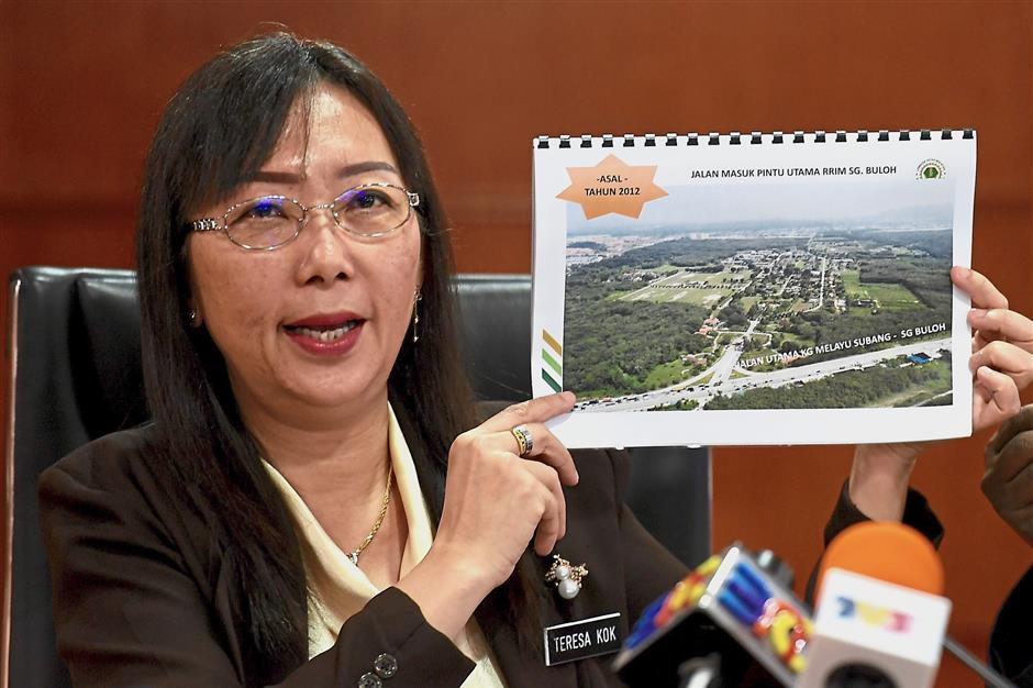 Land sale concerns: Kok holding up a ?graphic about the sale of MRB land in Sungai Buloh during a press conference? at her ministry in Putrajaya. — Bernama