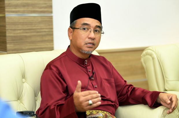 Fishermen In Kuala Merlimau Hit By Black Residue The Star