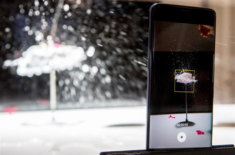 The Galaxy S9 smartphone captures a water balloon being burst with a pin to demonstrate the super slow-motion recording capability during a Samsung Electronics Co. Unpacked launch event in London, U.K., on Thursday, Feb. 22, 2018. The South Korea-based technology giant is banking on new features such as augmented reality-based emojis, camera upgrades, and stereo speakers in a form-factor similar to last years model in order to take on Apple Inc.s iPhone X. Photographer: Chris J. Ratcliffe/Bloomberg