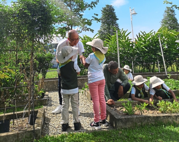 The GParks Rangers Programme educates the young Rangers to be conscious of the environment.