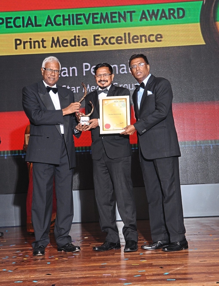 Elan (centre) receiving the Print Media Excellence Award from Tan Sri Dr Mani Jegathesan (left) and Mathuraiveeran.