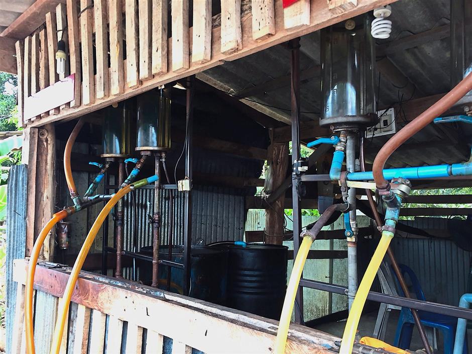SONGKLA, 25 Mei -- Kastam Bahagian Sembilan telah merampas lebih daripada 10,000 liter minyak petrol dan diesel dipercayai diseludup dari Malaysia sepanjang operasi dijalankan bermula 20 Mei yang lalu.Tujuh orang juga telah dipanggil untuk membantu siasatan.-- fotoBERNAMA (2018) HAK CIPTA TERPELIHARA