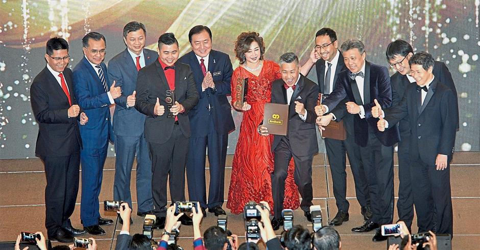 Well done: (From left) Matrade CEO Dr Mohd Shahreen Madros, Credit Guarantee Corp president and CEO Datuk Mohd Zamree Mohd Ishak, AmBank Group managing director of business banking Christopher Yap, ABBE Group (M) Sdn Bhd managing director Ho Wai Loon, International Trade and Industry Minister II Datuk Seri Ong Ka Chuan, Proguard Technologies (M) Sdn Bhd CEO and CFO Datin Cindy Choh, Proguard Technologies (M) Sdn Bhd COO Datuk Lee Ngai Mun, Forefront Studio Sdn Bhd CEO Darien Mah, Star Media Group managing director and CEO Datuk Seri Wong Chun Wai, Digi chief business officer Eugene Teh and Human Resources Development Fund (HRDF) chief strategy officer Lim Kah Cheng at the awards night in Kuala Lumpur.