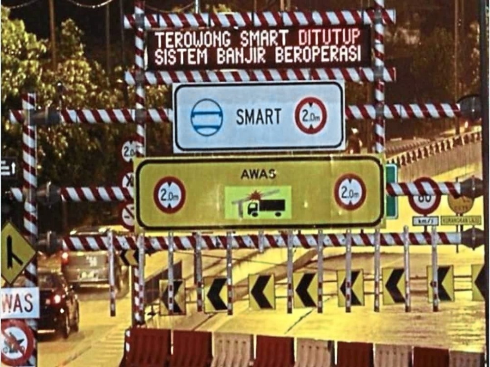 A VMS messaging board notifying the public of the tunnel’s closure.