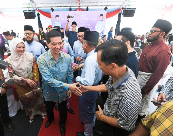 Azmin S Family Rallies Around Him The Star