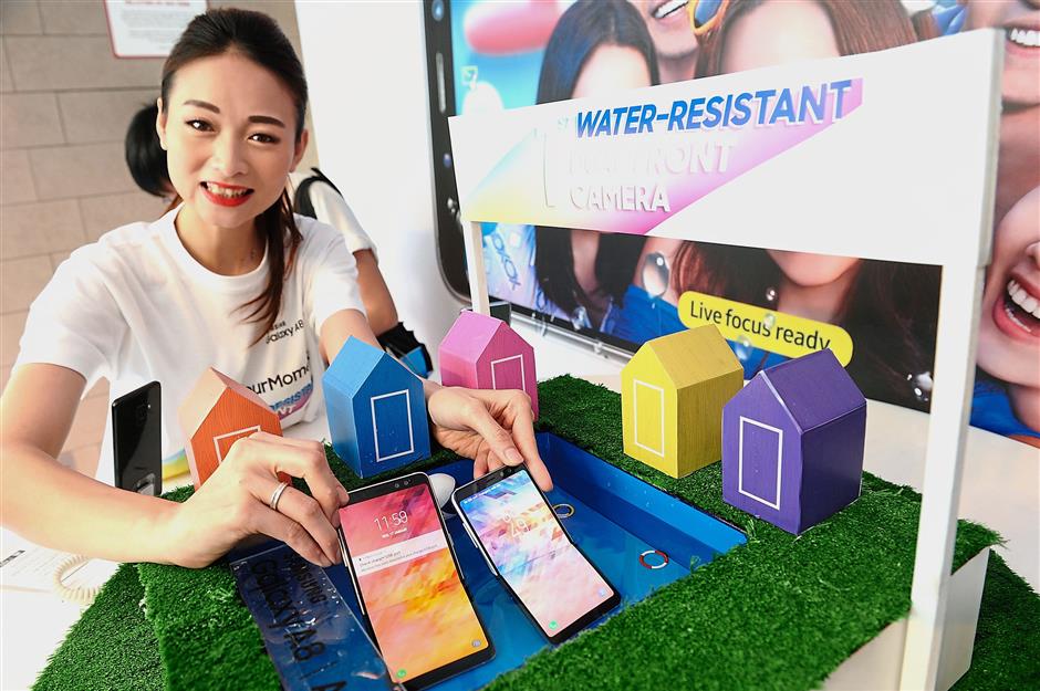 A model showing that dipping the smartphone in water isn’t fatal as the A8 meets the IP68 standard for water resistance. — Photos: Samsung