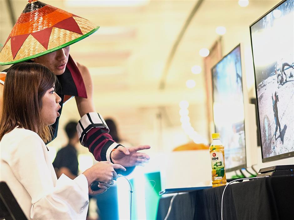An event goer getting tips on how to survive in Monster Hunter. — Photos: JUSTIN ZACK/The Star