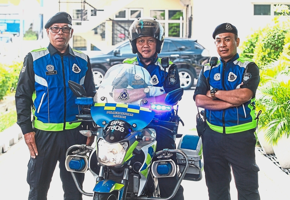 Sjn Mohd Nizam (centre) flanked by colleagues Sjn Mohd Yasir Bulkhaini (left) and Kons Ramli. Each shift has one sergeant and six to 10 constables patrolling the entire length of the LDP.