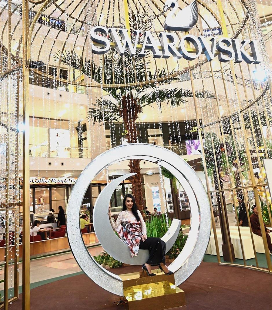 The Centre Court and Spanish steps of Pavillion Kuala Lumpur were transformed into a Raya wonderland of glittering stars, flowers, lights and a special Raya swing designed exclusively by Swarovski for the mall.