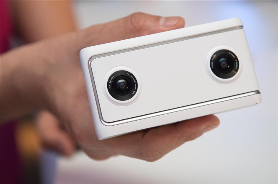 In addition to its new untethered VR headset, Lenovo is introducing a matching camera for VR content. The VR 180 has two 13-megapixel cameras with fisheye lenses. It films with a 180-degree viewing angle and can connect directly to video services such as Youtube via wifi or LTE. (File photo, 09/01/2018. Please credit: 'Andrea Warnecke / dpa'.) Photo: Andrea Warnecke/dpa-tmn