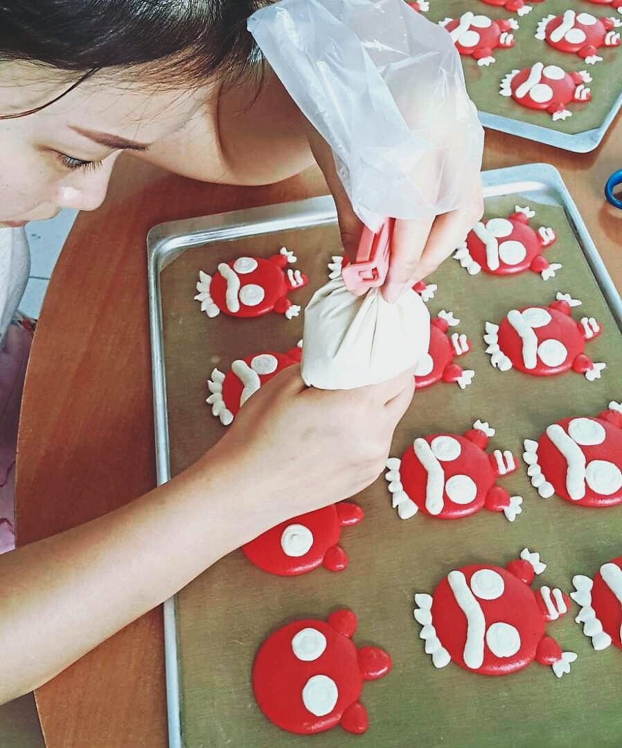 Wai Yee decorating some of themacarons.