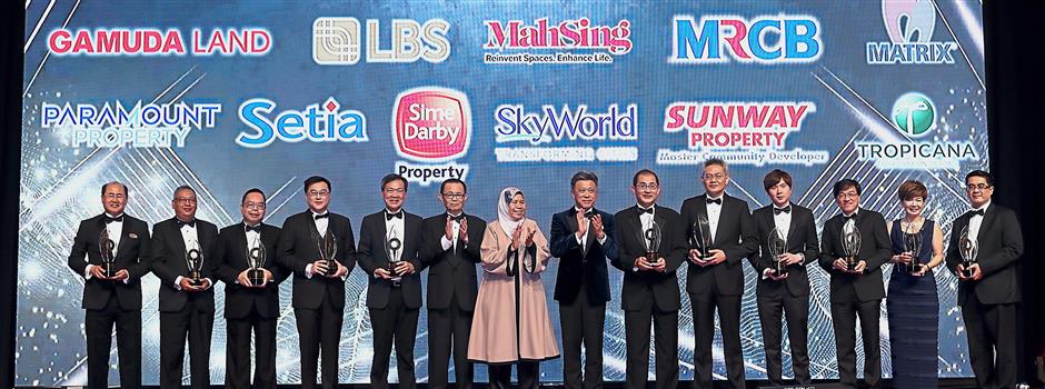 Industry’s best: Housing and Local Government Minister Zuraida Kamaruddin (eighth from right) with the All-Star Award: Top Ranked Developers at StarProperty.my 2019 Awards. Also present are Star Media Group chairman Datuk Fu Ah Kiow (sixth from left) and Star Media Group adviser Datuk Seri Wong Chun Wai (seventh from right). The winners are (from right) Gamuda Berhad deputy group managing director Mohammed Rashdan Yusof, LBS Bina Group Berhad executive director Datuk Cynthia Lim, Mah Sing Group Berhad chief executive officer Datuk Ho Han Sang, Malaysian Resources Corporation Berhad (MRCB) group chief operating officer Kwan Joon Hoe, Matrix Concepts Holding Berhad group managing director Ho Kong Soon and Paramount Property chief executive officer Beh Chun Chong. Also (from left) SP Setia Berhad president and chief executive officer Datuk Khor Chap Jen, Sime Darby Property Berhad chief operating officer of township development Datuk Wan Hashimi Albakri Wan Ahmad Amin Jaffri, SkyWorld Development Sdn Berhad fou