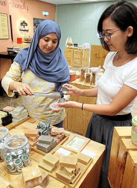 Bouqniss (left) filling up Tin’s container with toothpaste.