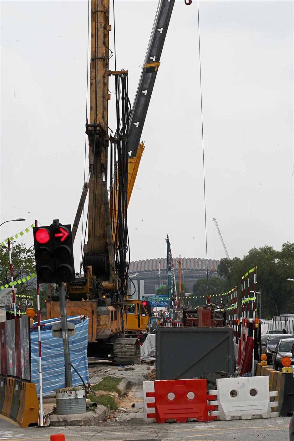 LRT3 works ongoing along Persiaran Kerjaya near Hicom Glenmarie and the Shah Alam Malawati Stadium.