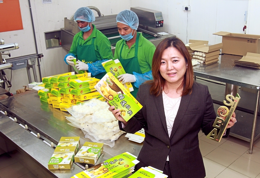 




Teo (right) holding the SOBA 2017 Gold Award and durian pancake product at Hernan Corporationâs factory in Ara Damansara. â Photos: SAM THAM/The Star