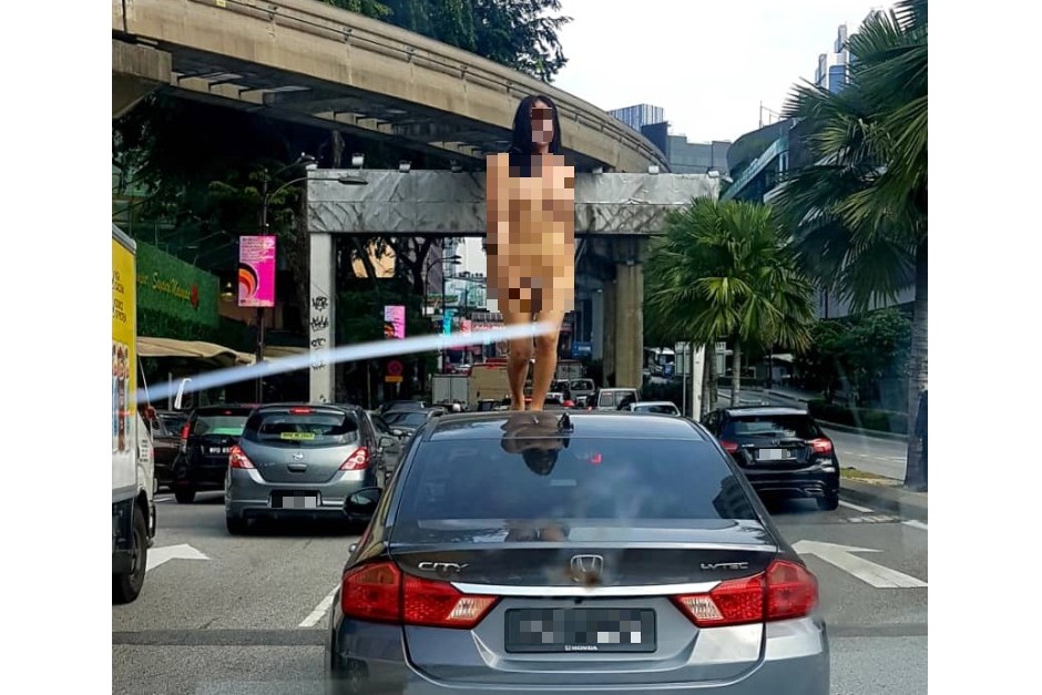 Dancing in the street: Transgender goes stark naked in ...